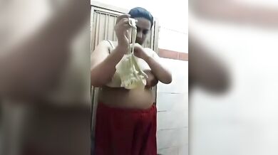 Huge boobs mom stripping topless viral MMS