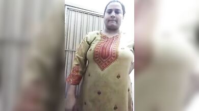 Huge boobs mom stripping topless viral MMS