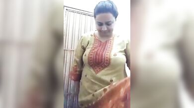 Huge boobs mom stripping topless viral MMS
