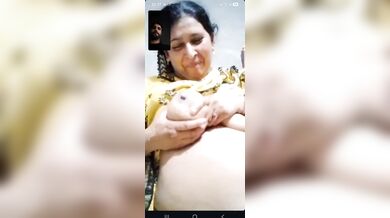 Mature aunty showing boobs and pissing viral video call