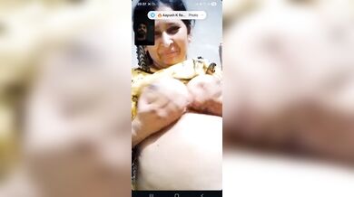 Mature aunty showing boobs and pissing viral video call