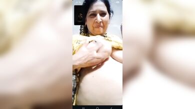 Mature aunty showing boobs and pissing viral video call