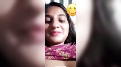 Bengali boudi naughty big boobs showing and massaging