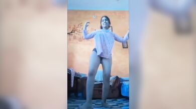 Indian girl nude dance and fingering pussy viral MMS
