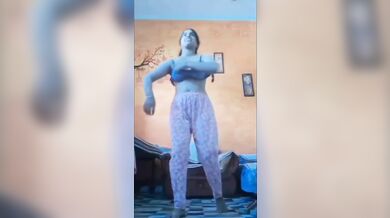Indian girl nude dance and fingering pussy viral MMS