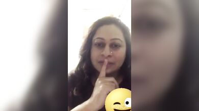 Big round boobs aunty topless on Bengali viral video call