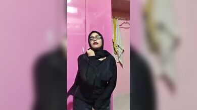 Big ass hijab removing bhurka and naked with hot expression