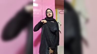 Big ass hijab removing bhurka and naked with hot expression