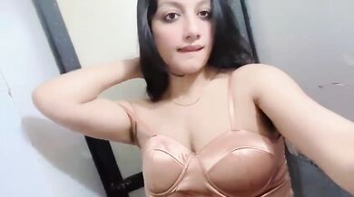 Sexy ass girlfriend teasing nude boobs showing viral MMS