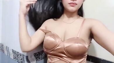 Sexy ass girlfriend teasing nude boobs showing viral MMS