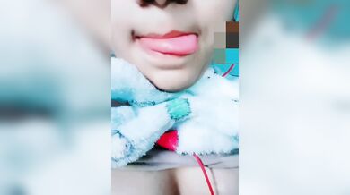 Chubby girl hairy pussy fingering on a live call recorded