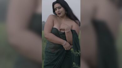 Bengali aunty outdoor shoot in saree and big boobs shown