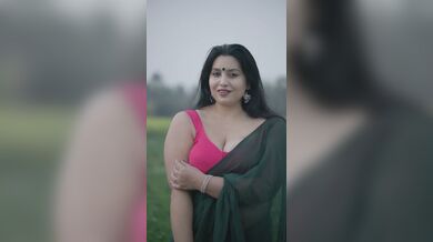 Bengali aunty outdoor shoot in saree and big boobs shown