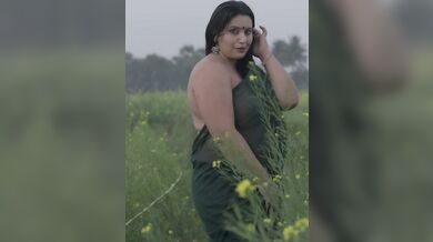 Bengali aunty outdoor shoot in saree and big boobs shown