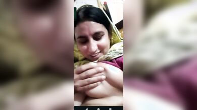 Mature Muslim lady showing big boobs and sucking