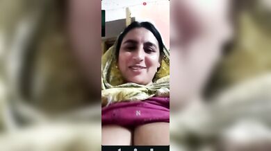 Mature Muslim lady showing big boobs and sucking