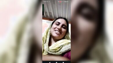 Mature Muslim lady showing big boobs and sucking