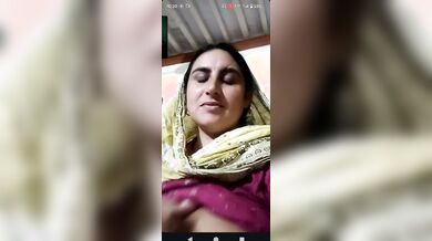 Mature Muslim lady showing big boobs and sucking