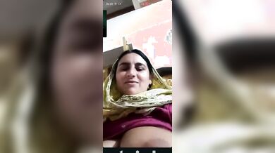 Mature Muslim lady showing big boobs and sucking