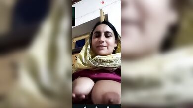 Mature Muslim lady showing big boobs and sucking