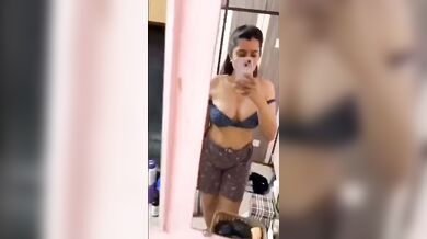 Hindi bhabhi showing boobs video and trying lingerie pics