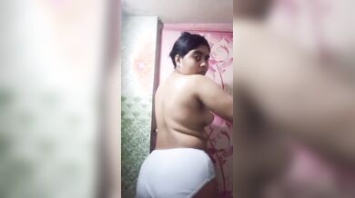 Chubby bhabhi before bathing shows round boobs