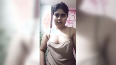 Chubby bhabhi before bathing shows round boobs