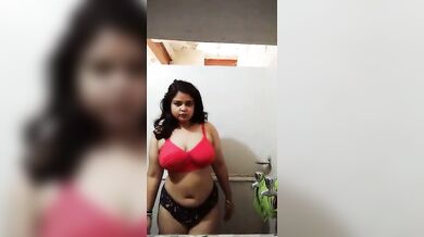 Big ass girlfriend videos of striptease and fingering pussy