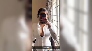Sexy Indian baddie shows big boobs in selfie video making