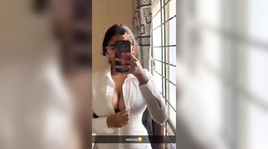 Sexy Indian baddie shows big boobs in selfie video making