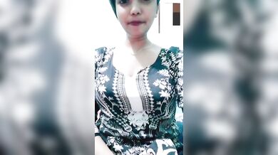 Desi girl lifting bra and showing big boob to boyfriend