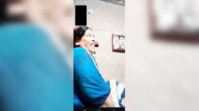 Mature desi lady shows boobs and pussy to lover viral MMS
