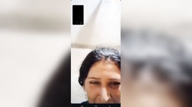 Mature desi lady shows boobs and pussy to lover viral MMS