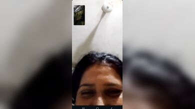 Mature desi lady shows boobs and pussy to lover viral MMS