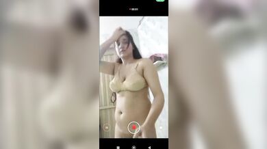 Huge boobs girlfriend bathing and showing nude body