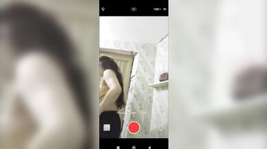 Huge boobs girlfriend bathing and showing nude body