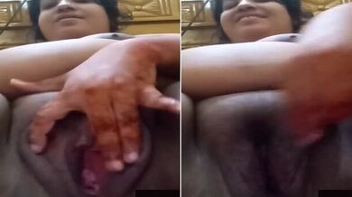 Mature aunty feeling horny gone naked to finger her pussy