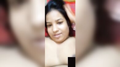 Mature aunty feeling horny gone naked to finger her pussy