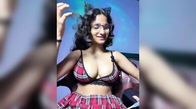Famous Indian Cam Girl Fingering Her Wet Pussy – Chennai Solo Nude Show