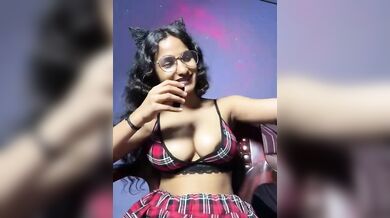 Famous Indian Cam Girl Fingering Her Wet Pussy – Chennai Solo Nude Show