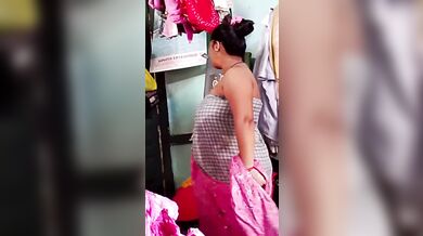 MILF opens towel and shows nude body assets viral MMS